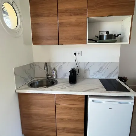 Seaside With Terrace And Free Parking - 2 Min Walk Apartment